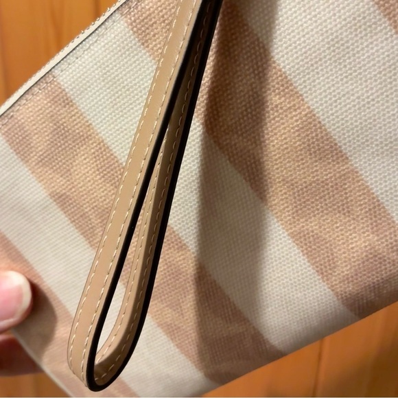 Lg Coach Zip Wristlet NWT - Picture 6 of 8